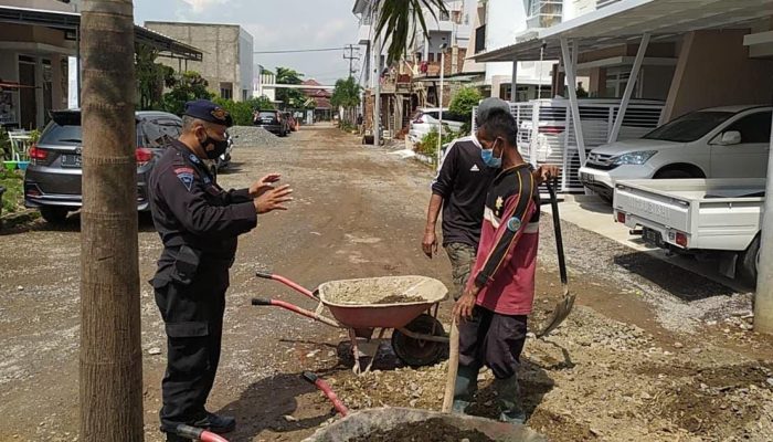 SAT BRIMOB POLDA JABAR BANTU MASYARAKAT YANG SEDANG MEMBANGUN MESJID