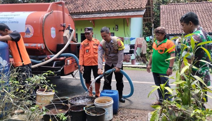 Kabid Humas Polda Jabar : Polisi Distribusikan Air Bersih ke Warga di Tiga Dusun Desa Karanganyar