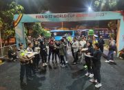 PENGAMANAN JALUR KEPULANGAN DAN PEMBAGIAN CENDERAMATA SERTA AIR MINUM GRATIS KE PADA SUPORTER