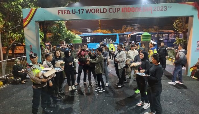 PENGAMANAN JALUR KEPULANGAN DAN PEMBAGIAN CENDERAMATA SERTA AIR MINUM GRATIS KE PADA SUPORTER