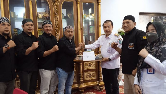 Pemkab Merangin Serahkan Uang Donasi Peduli Palestina Ke Pejuang Subuh