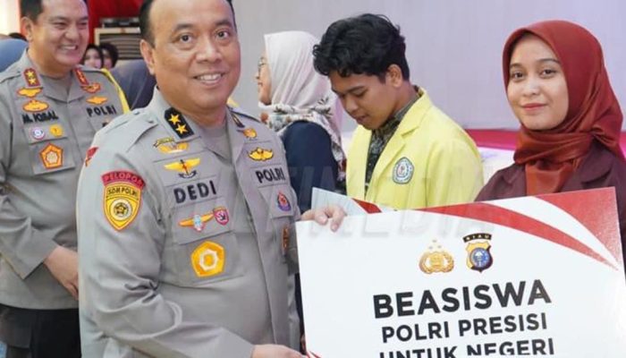 Bapak Wakapolri Serahkan Beasiswa Untuk Mahasiswa di Riau