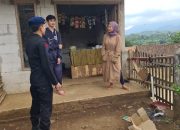 PATROLI HARKAMTIBMAS SAT BRIMOB POLDA JABAR BERI HIMBAUAN KAMTIBMAS JELANG PEMILU 2024 KEPADA MASYARAKAT DESA BOJONG LOA