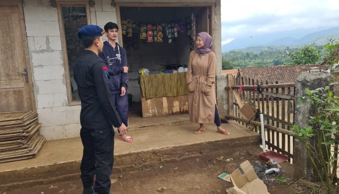 PATROLI HARKAMTIBMAS SAT BRIMOB POLDA JABAR BERI HIMBAUAN KAMTIBMAS JELANG PEMILU 2024 KEPADA MASYARAKAT DESA BOJONG LOA