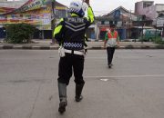 Unit Lantas Polsek Rancaekek Gatur Lantas dan Bantu Warga Penyebrangan