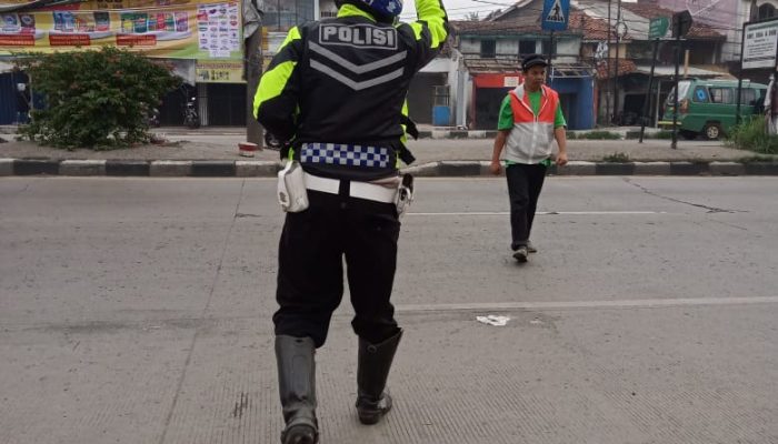 Unit Lantas Polsek Rancaekek Gatur Lantas dan Bantu Warga Penyebrangan