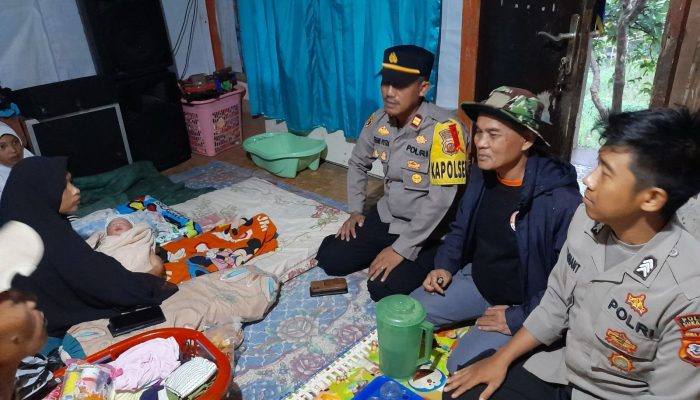 Kabid Humas Polda Jabar : Seorang Ibu Hamil, Melahirkan Pasca Longsor di Nagrak, Kapolres Langsung Berikan Bantuan