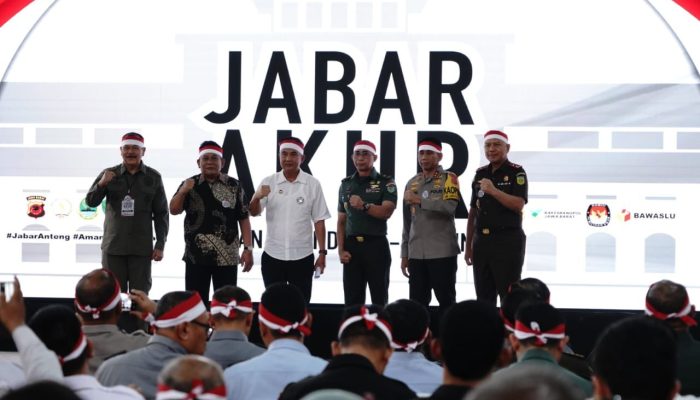 KAPOLDA JABAR HADIRI KEGIATAN DEKLARASI DAMAI RELAWAN CAPRES/CAWAPRES PEMILU 2024 UNTUK JAWA BARAT YANG AMAN KONDUSIF DAN RUKUN (AKUR)