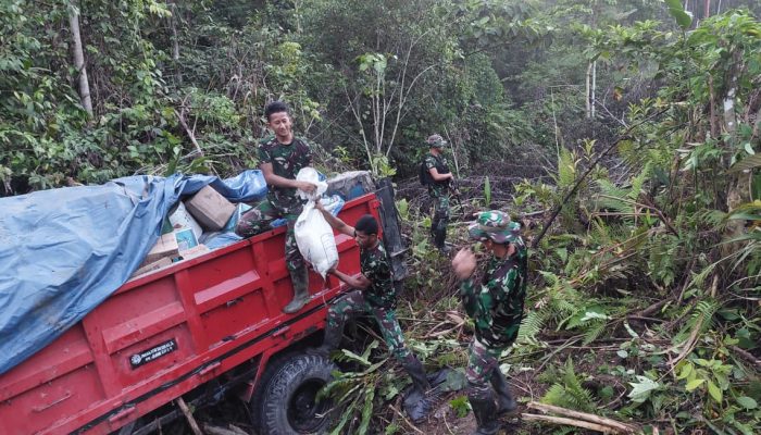 Satgas Yonif 122/TS Bantu Evakuasi Mobil Truk Coldisel Masuk Jurang di Jalan Lintas Jayapura-Wamena