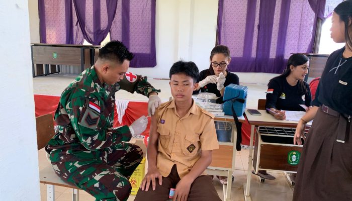 Tim Kesehatan Kompi 1 Koki Mentari Satgas Pamtas RI-Malaysia Yonarmed 10 / Bradjamusti Bantu Pelaksanaan Vaksin di SMKN 01 Badau