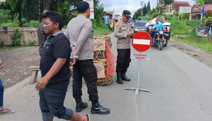 Kapolsek Saribudolok dan Personil Laksanakan Pengaturan Arus lalu lintas di Wilayah Hukumnya
