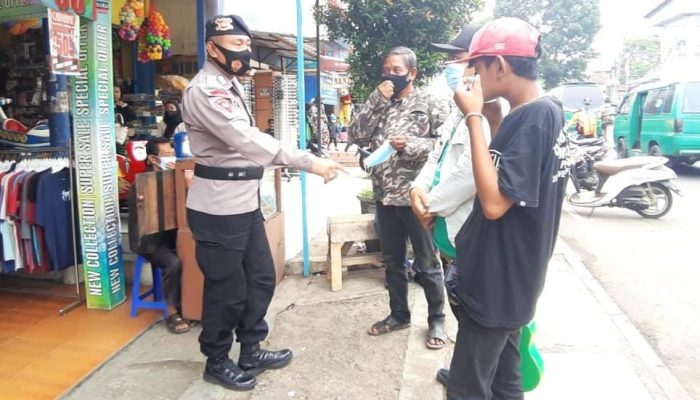 SAT BRIMOB POLDA JABAR LAKSANAKAN PATROLI KAMTIBMAS KEPADA WARGA DESA TANGGUH BINAAN KOMPI 1 DAN DIHIMBAU TETAP GIATKAN SISKAMLING