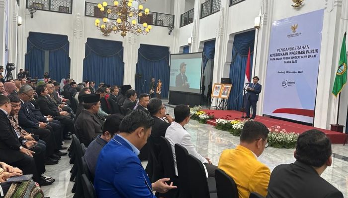 PENGANUGRAHAAN KETERBUKAAN INFORMASI PUBLIK PADA BADAN PUBLIK TINGKAT JAWA BARAT