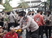 Saat Demo di Gedung Sate Bandung, Polwan Bagi-bagi Air Mineral pada Demonstran
