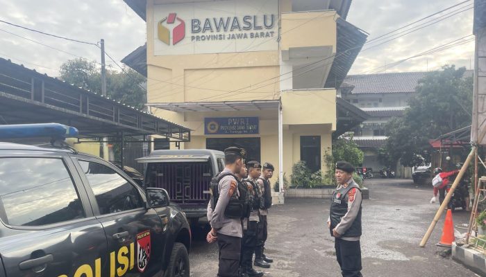 CEGAH GANGGUAN KAMTIBMAS JELANG PEMILU, PERSONEL DIT SAMAPTA POLDA JABAR PATROLI KE KANTOR BAWASLU PROVINSI JABAR