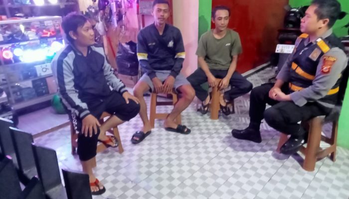 Bhabinkamtibmas Desa Cangkuang Rancaekek silaturahmi kamtibmas ke warga binaan sampaikan himbauan pemilu 2024 aman dan damai