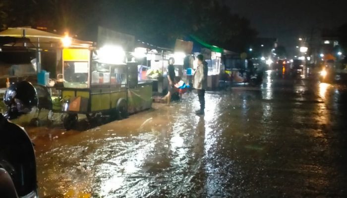 Pasca di Guyur Hujan, Binmas Desa Cimekar pantau wilayahnya yang tergenang air