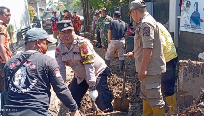 Kabid Humas Polda Jabar : Sinergitas TNI – Polri Laksanakan Giat Kerja Bhakti Membersihkan Sampah Selokan