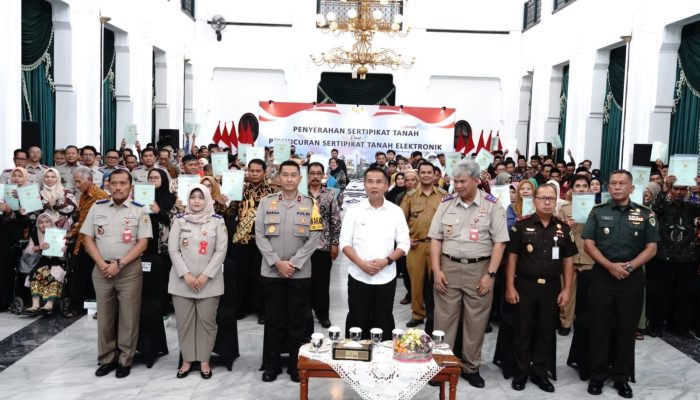 WAKAPOLDA JABAR HADIRI KEGIATAN PENYERAHAN SERTIFIKAT TANAH DAN PELUNCURAN SERTIFIKAT TANAH ELEKTRONIK OLEH BAPAK PRESIDEN REPUBLIK INDONESIA SECARA VIRTUAL