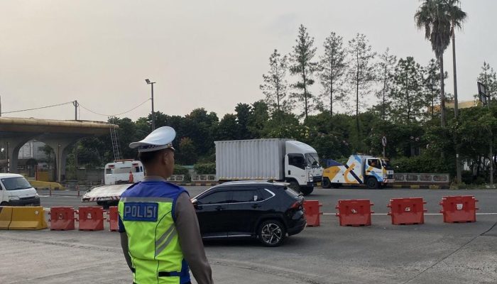 Polres Cimahi Polda Jabar, Atur Kendaraan Di Rest Area KM 125 Tol Cipularang Anggota Sat Lantas