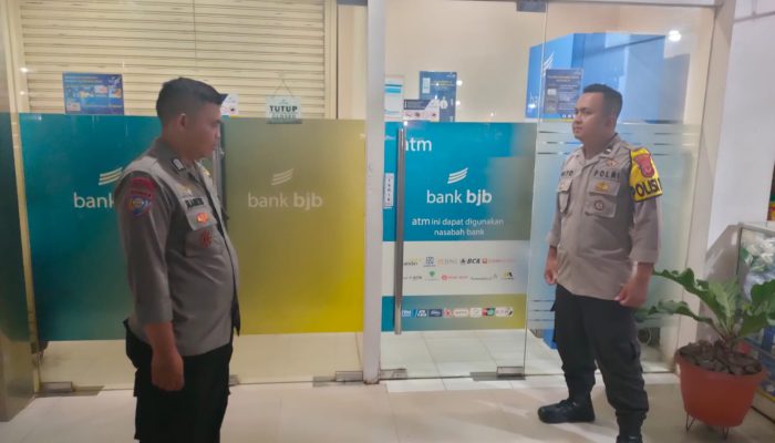 Polres Cimahi Polda Jabar, Anggota Polsek Cipeundeuy Tingkatkan Patroli Dini Hari Di Wilayah Hukum Polsek Cipeundeuy