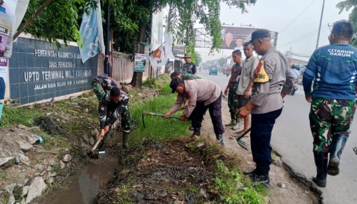 Kabid Humas Polda Jabar : Sinergitas TNI-POLRI Klari Bersama Elemen Lainnya Gotong Royong Bersihkan Saluran Air