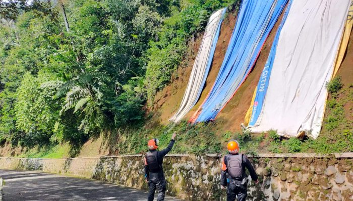 SIGAP BENCANA, SAT BRIMOB POLDA JABAR ANTISIPASI BENCANA ALAM DENGAN LAKSANAKAN PATROLI SAR