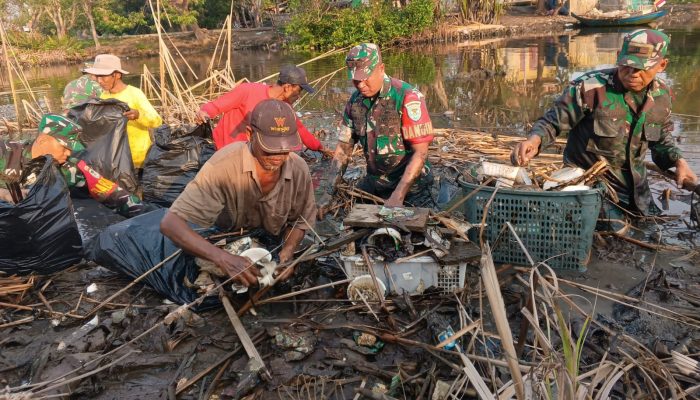 Dandim 0602/Serang Terjun Langsung Bersihkan Sampah Di Sungai Cidurian Kampung Tanara