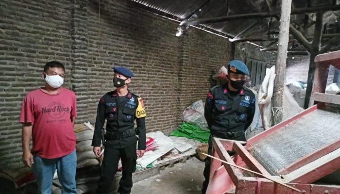 Brimob Jabar Berikan himbauan kamtibmas di tempat penggilingan padi