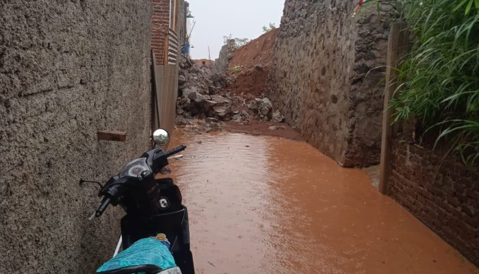 Diduga Dari Perencanaan Yang Tidak Matang Benteng Proyek Roboh Menimpa Rumah Warga