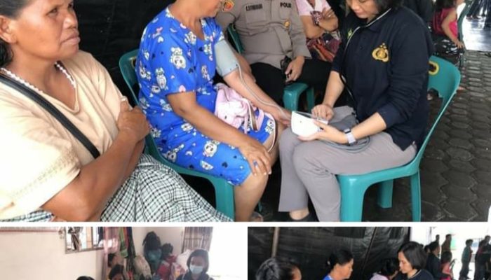 Tim Dokkes Polres Simalungun Berikan Bantuan Kesehatan bagi Korban Banjir Bandang di Humbahas
