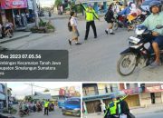 Polsek Tanah Jawa Aktif Menggelar Giat Pengaturan Lalu Lintas Pagi Hari di Simpang Tangsi