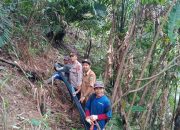Kabid Humas Polda Jabar : Polisi Bersama Warga Pasang Pipa Air