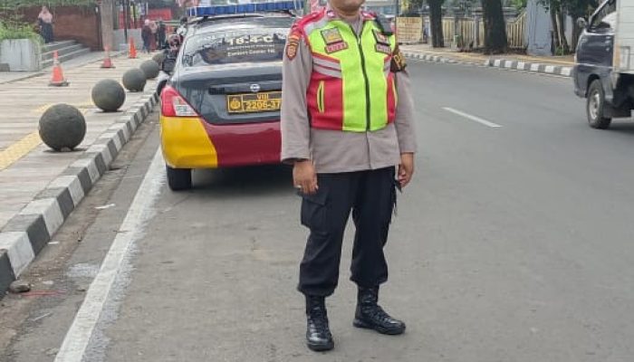 Polres Cimahi Polda Jabar, Polsek Lembang Intens Memantau Lalu Lintas Sore Hari Di Jalur Wisata