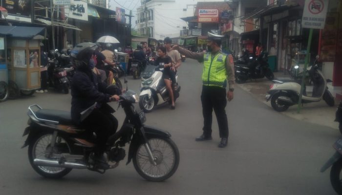 Polres Cimahi Polda Jabar, Pastikan Lalulintas Dalam Keadaan Kondusif Pagi Hari Di Wilkum Polsek Cimahi Selatan