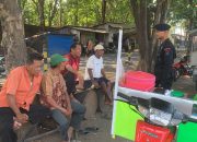 PATROLI SAT BRIMOB POLDA JABAR SAMBANGI WARGA YANG SEDANG BERKUMPUL BERIKAN PESAN KAMTIBMAS