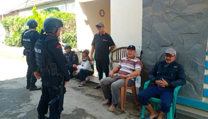 SAT BRIMOB POLDA JABAR LAKSANAKAN PATROLI SAMBANG DIALOGIS SECARA RUTIN UNTUK HIMBAU WARGA
