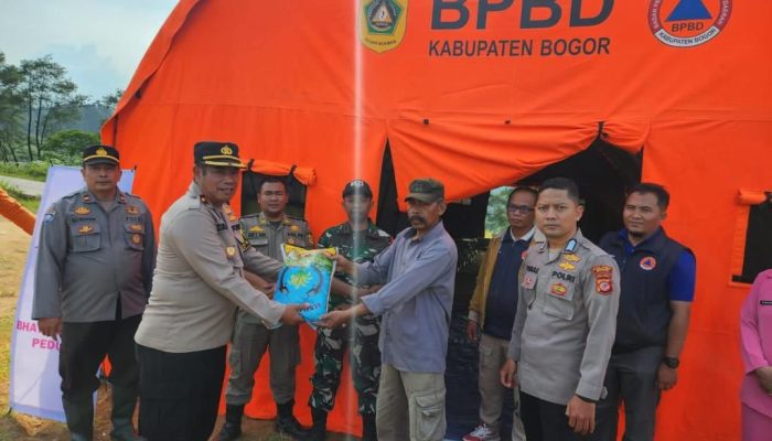 Kabid Humas Polda Jabar : Polisi Bersama Bhayangkari Berikan Bantuan Warga Yang Terkena Dampak Gempa Bumi Dibeberapa Wilayah Cibungbulang Kabupaten Bogor