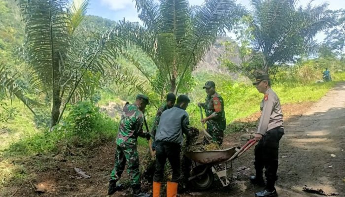 Kabid Humas Polda Jabar : Antisipasi Potensi Bencana Alam Polisi Kerja Bakti Membersihkan Lingkungan