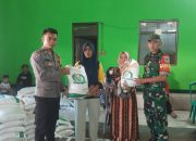 Kabid Humas Polda Jabar : Polisi dan Babinsa Monitoring Penyaluran Bantuan Beras Kepada Warga