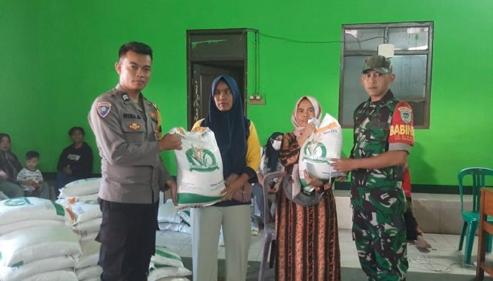 Kabid Humas Polda Jabar : Polisi dan Babinsa Monitoring Penyaluran Bantuan Beras Kepada Warga