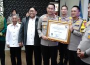 WAKAPOLDA JABAR HADIRI KEGIATAN PENGANUGERAHAN KEPATUHAN STANDAR PELAYANAN PUBLIK KEPOLISIAN RESOR DI WILAYAH KEPOLISIAN DAERAH JAWA BARAT DARI PERWAKILAN OMBUDSMAN JABAR
