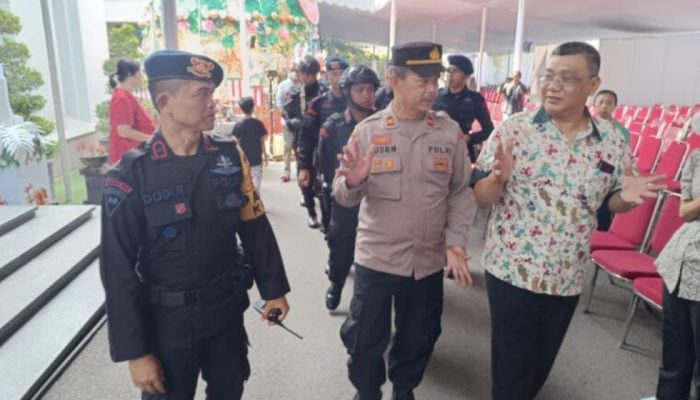 UNIT JIBOM DETASEMEN GEGANA SAT BRIMOB POLDA JABAR BERSAMA POLRESTABES BANDUNG STERILISASI DAN SISIR GEREJA DI KOTA BANDUNG