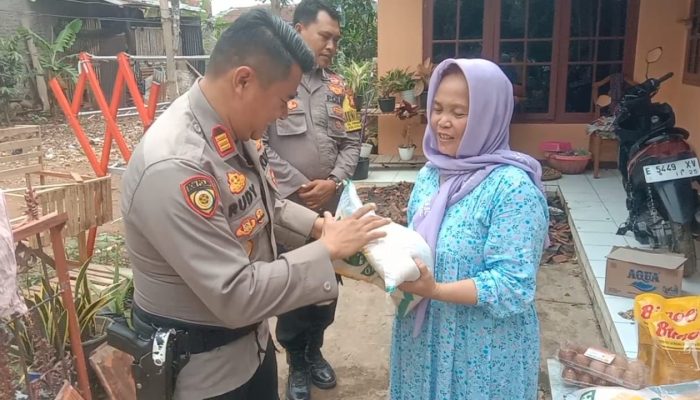 Kabid Humas Polda Jabar : Polri Peduli, Polisi Berikan Paket Sembako Kepada Korban Kebakaran