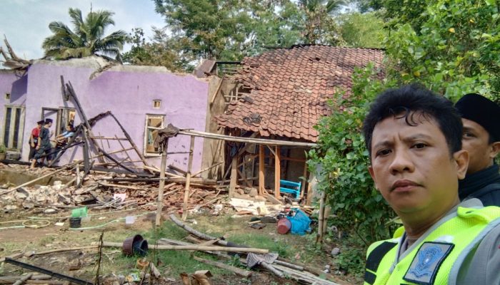 Polsek Limbangan Polres Garut Cek Tkp Kebakaran Rumah