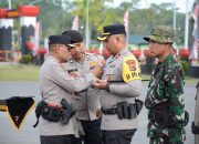 Kapolri Beri Penghargaan Pin Emas Kepada Prajurit TNI dan Anggota Polri yang tergabung dalam Satgas Operasi Damai Cartenz 2023