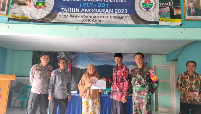 Polsek Cisompet Polres Garut Pengamanan Pembagian Bantuan Sosial Untuk Masyarakat
