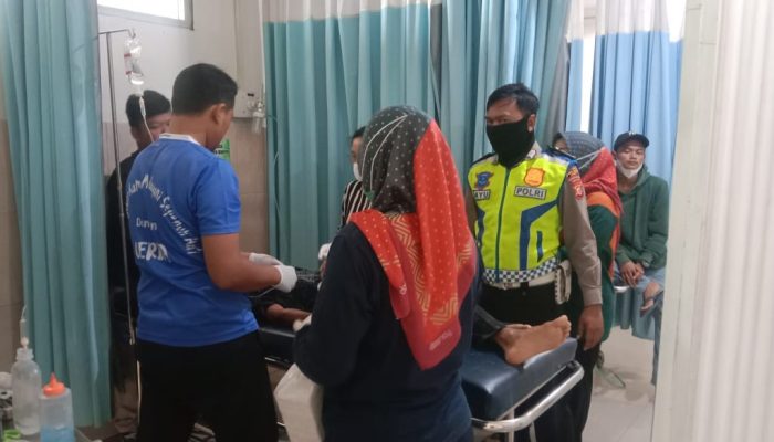 Hilang Kendali Sepeda Motor Tabrak Gerobak Roda Pedagang Di Cijolang