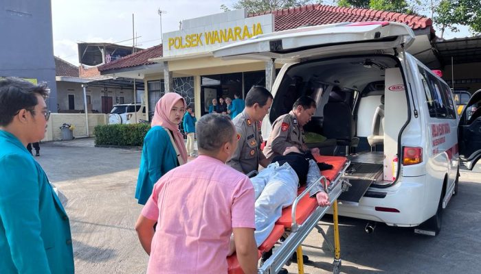 Polsek Wanaraja Polres Garut Cek Tkp Kecelakaan Sepeda Motor Di Jalan Talaga Bodas