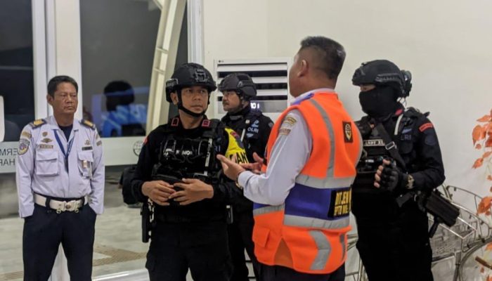 Cegah Gangguan Kamtibmas Brimob Cirebon Laksanakan Patroli Ops Lilin Lodaya 2023 Di Stasiun Harjamukti Cirebon